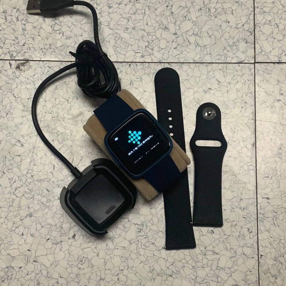 Fitbit Versa fitness tracker with extra silicone band and charger. Working.
